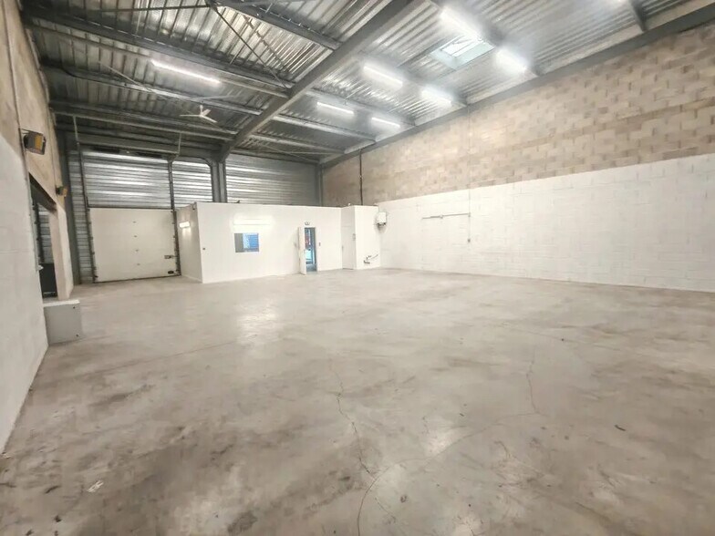 Flex in Cormontreuil for lease - Interior Photo - Image 3 of 10