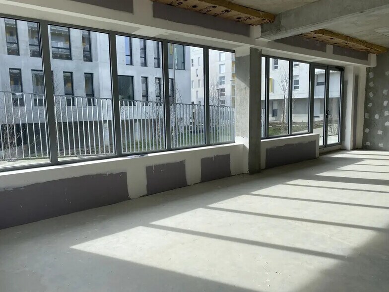 Retail in Nantes for sale - Interior Photo - Image 2 of 4