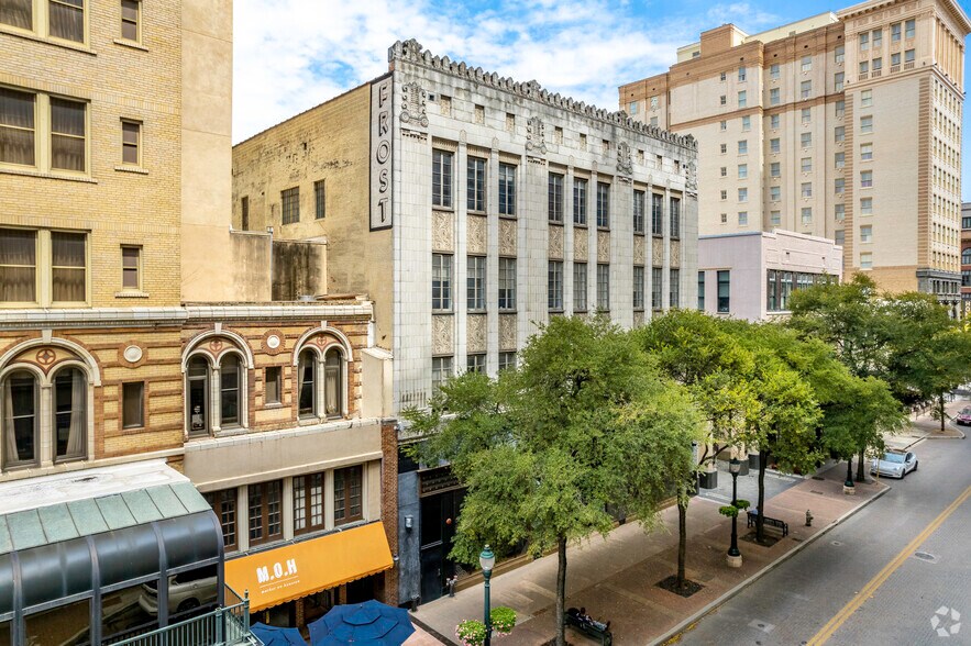 217-219 E Houston St, San Antonio, TX for lease - Building Photo - Image 3 of 4
