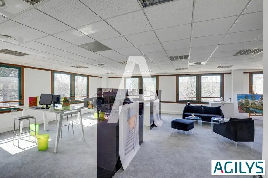 Flex in Orsay for lease - Interior Photo - Image 2 of 9