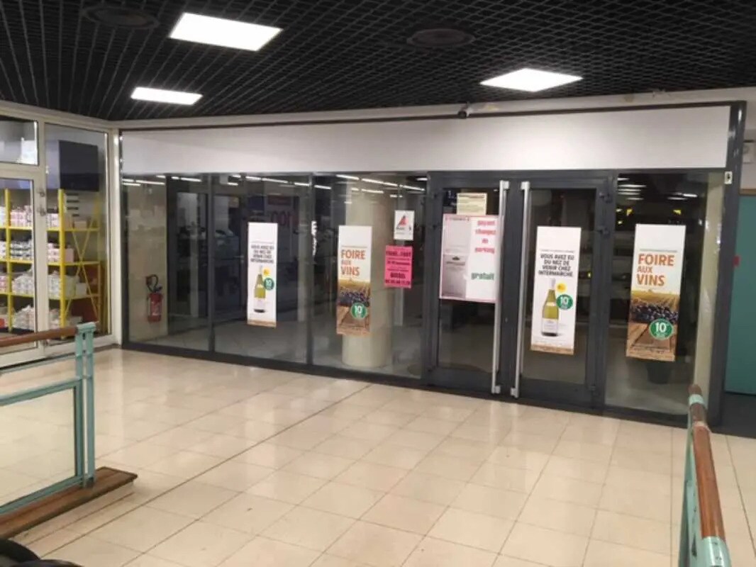 Retail in Rouen for lease Lobby- Image 1 of 3