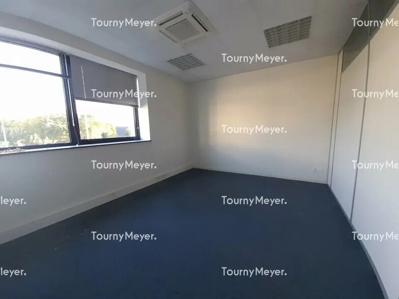 Office in Saint-Grégoire for lease - Interior Photo - Image 2 of 4