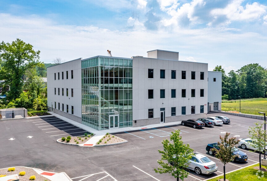 520 Landmark Dr, Congers, NY for sale - Building Photo - Image 3 of 9