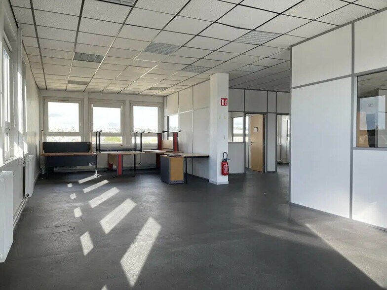 Office in Le Havre for lease - Interior Photo - Image 2 of 6