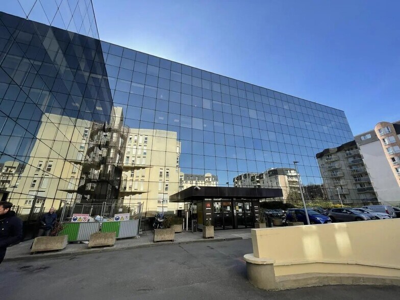 Office in Cergy for lease - Building Photo - Image 2 of 5