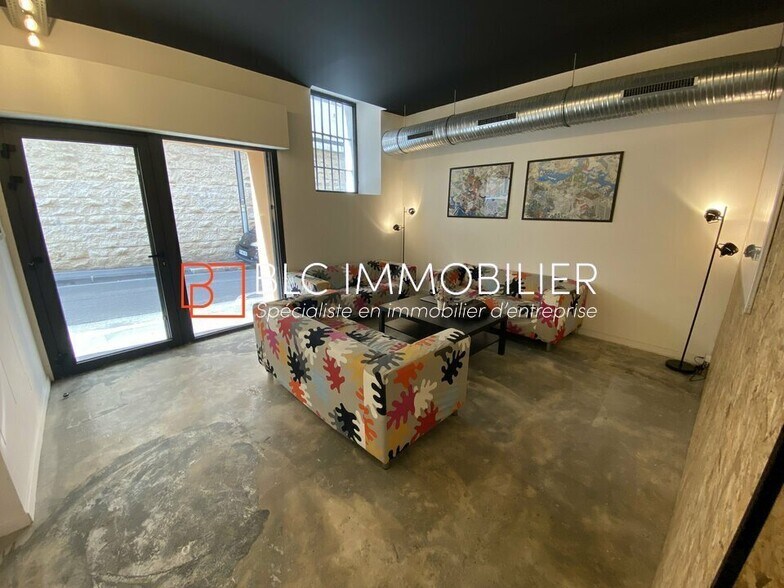 Office in Marseille for lease - Interior Photo - Image 1 of 11