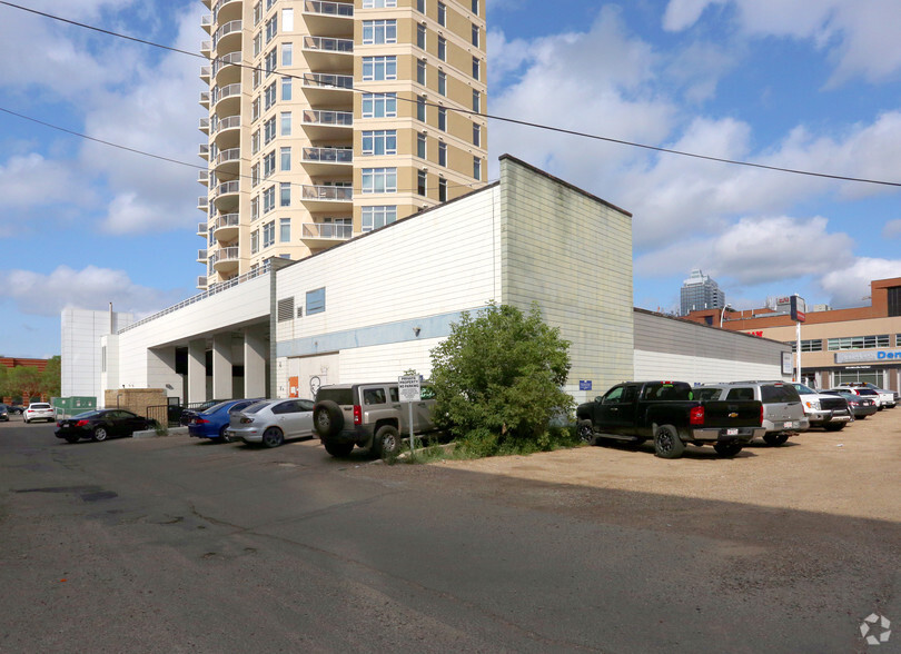 10382 105th St, Edmonton, AB for lease - Building Photo - Image 2 of 9