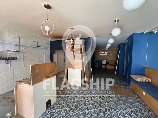 Retail in Paris for lease - Building Photo - Image 1 of 9