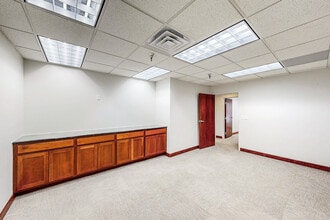 2910 Westown Pky, West Des Moines, IA for lease Interior Photo- Image 2 of 4