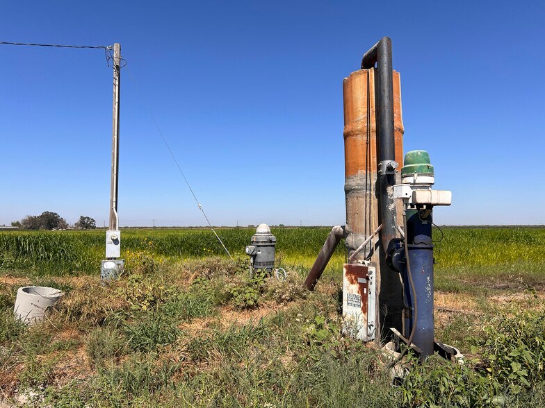 7926 W Cerini Ave, Riverdale, CA 93656 18 +/ Acres with 2 homes for