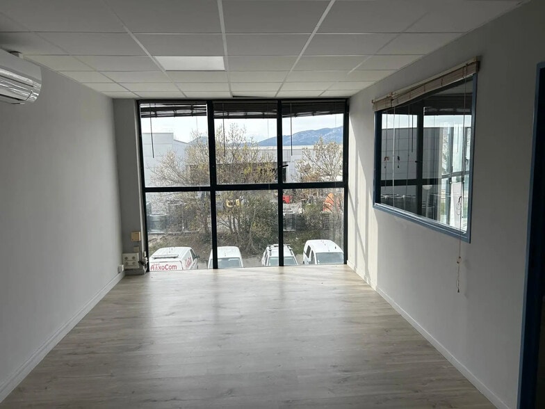 Office in Aubagne for lease - Interior Photo - Image 2 of 5
