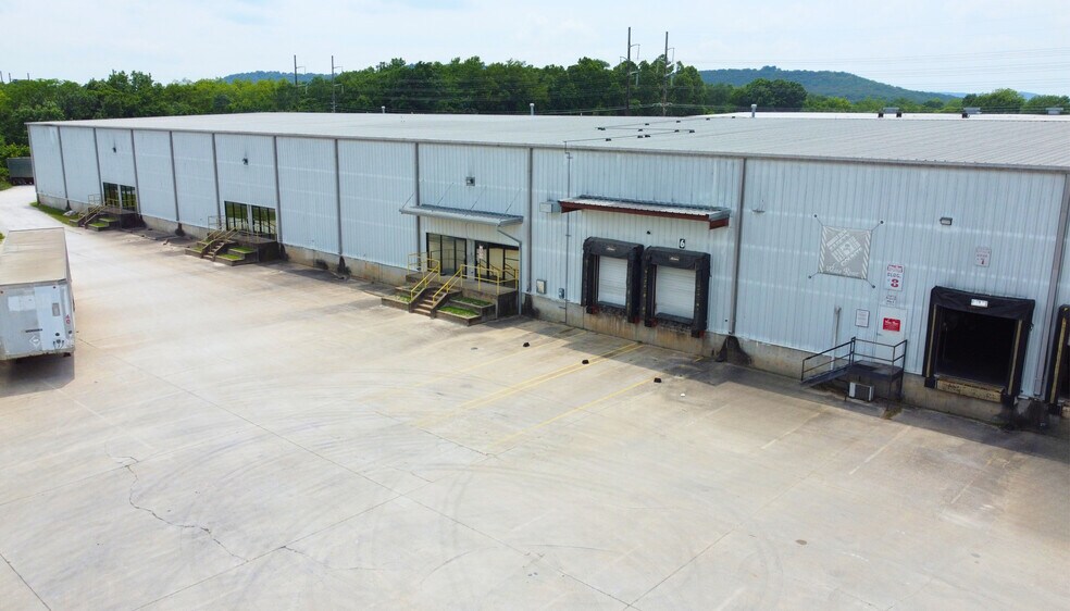 1645 S Industrial Pl, Fayetteville, AR for lease - Building Photo - Image 3 of 15