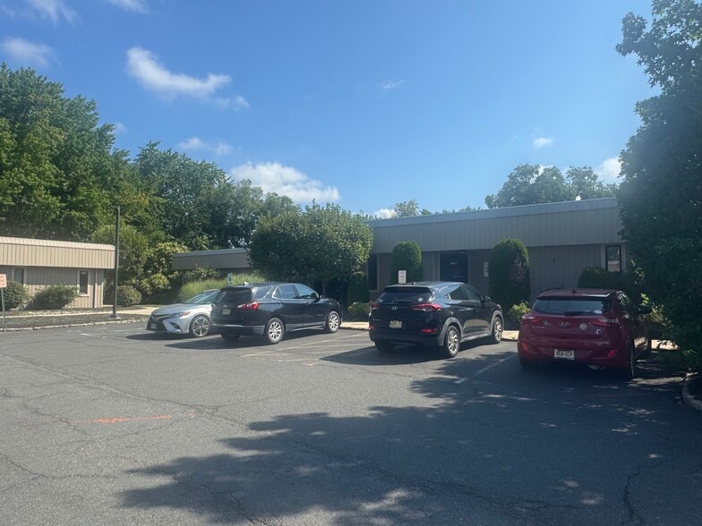 675 Line Rd, Aberdeen, NJ for lease - Building Photo - Image 2 of 4