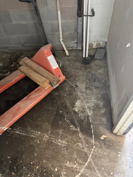 1060 D W Griffith Ln, La Grange, KY for lease - Interior Photo - Image 3 of 7