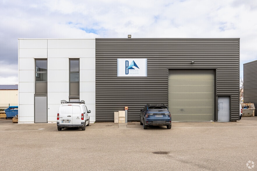 Flex in Chassieu for lease - Building Photo - Image 2 of 2