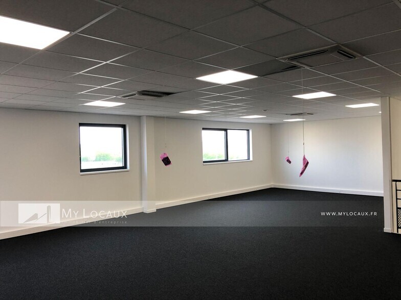 Industrial in Le Thillay for lease - Interior Photo - Image 2 of 6