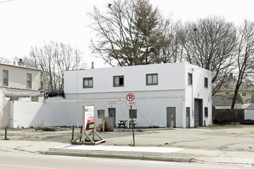 2130 Plainfield Ave NE, Grand Rapids, MI for sale - Primary Photo - Image 1 of 1