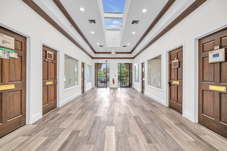 1700 N Dixie Hwy, Boca Raton, FL for lease - Interior Photo - Image 2 of 23