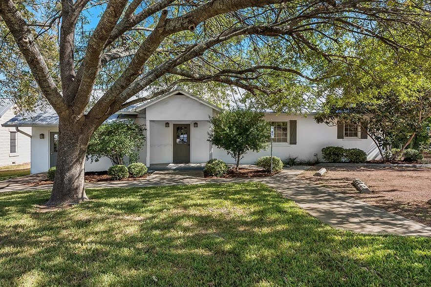 705 S Adams St, Fredericksburg, TX for sale - Building Photo - Image 1 of 1