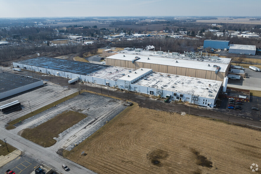 2101 Cedar St, Fremont, OH for lease - Building Photo - Image 2 of 7