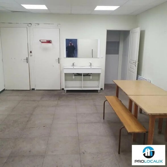 Flex in Voiron for sale - Building Photo - Image 3 of 3