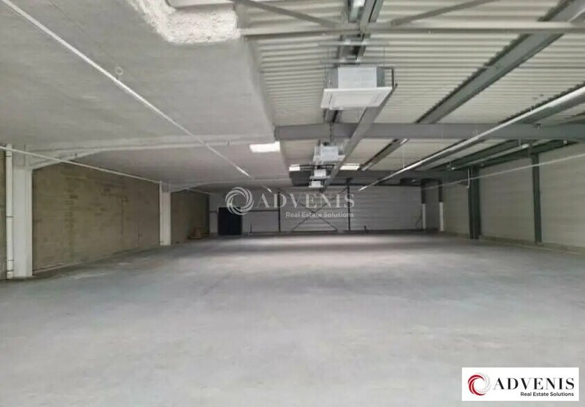 Retail in Langon for lease - Interior Photo - Image 3 of 4