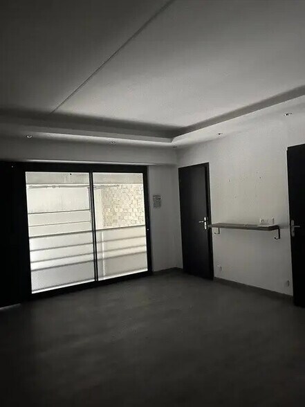 Flex in La Ciotat for lease - Interior Photo - Image 3 of 5