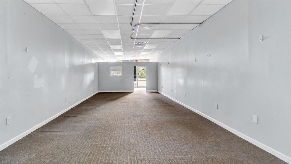 221-229 Walt Whitman Rd, Huntington Station, NY for lease - Building Photo - Image 3 of 4