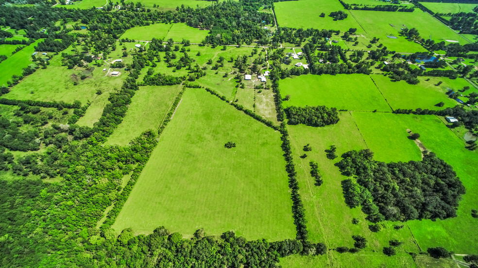 949 County Road 2061, Hull, TX for sale - Primary Photo - Image 1 of 64