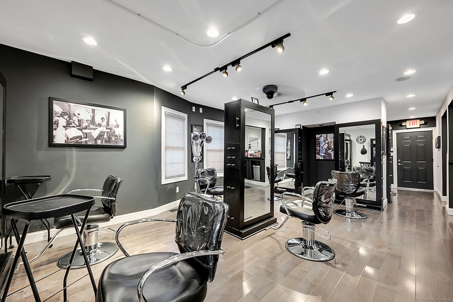 85 Park Rd, West Hartford, CT for sale - Interior Photo - Image 3 of 17