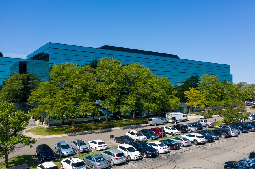 320 E Big Beaver Rd, Troy, MI for lease - Building Photo - Image 3 of 9