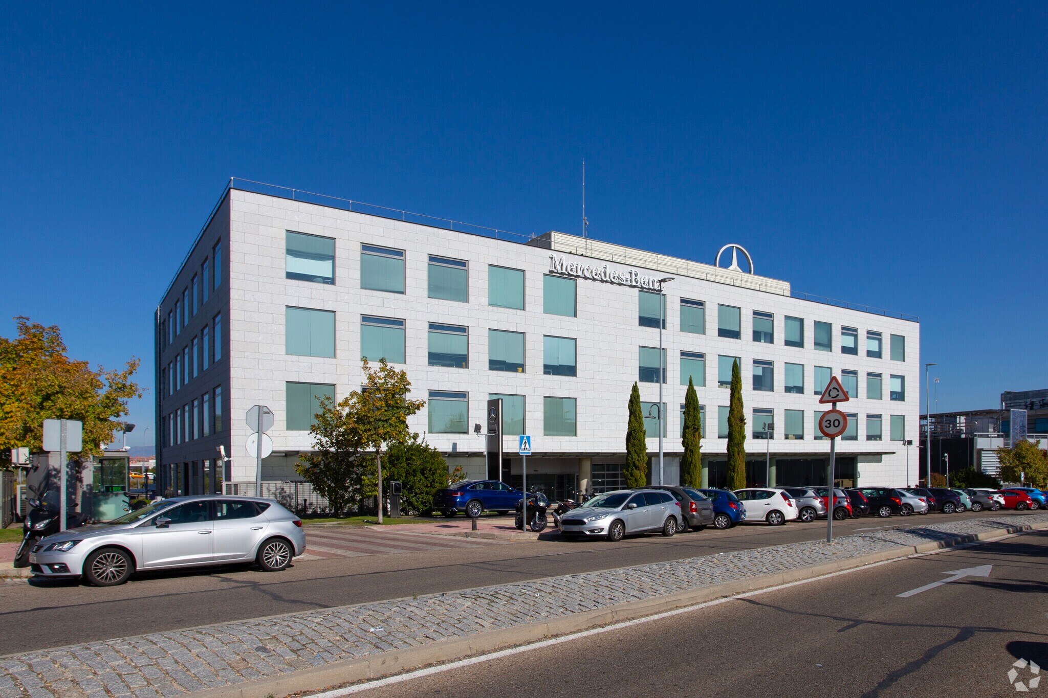 Avenida de Bruselas, 30, Alcobendas, Madrid for lease Primary Photo- Image 1 of 3