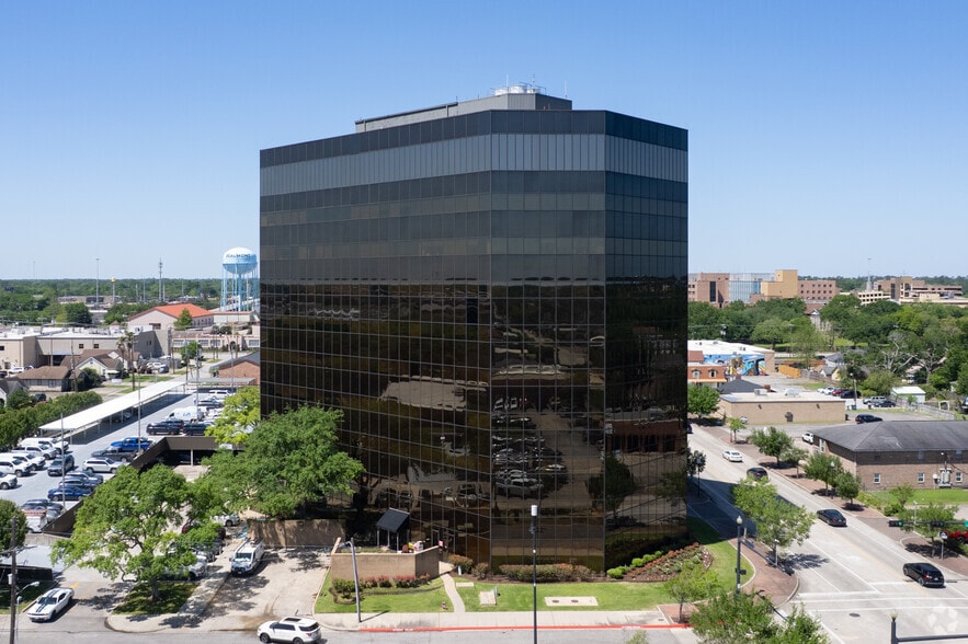2615 Calder Ave, Beaumont, TX for lease - Building Photo - Image 1 of 10