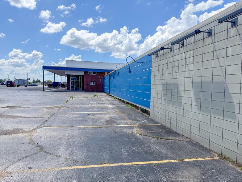 715 W Walnut St, Rogers, AR for sale - Building Photo - Image 2 of 6