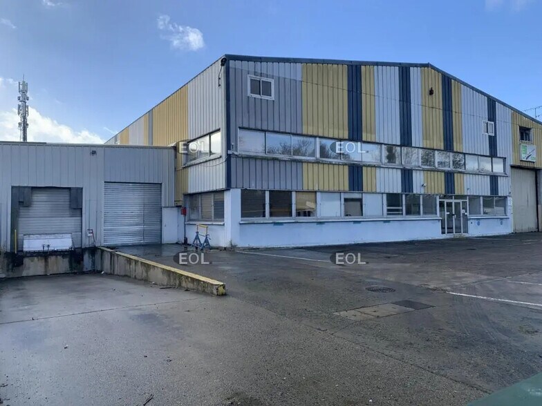 Industrial in Villeneuve-la-Garenne for lease - Building Photo - Image 1 of 11