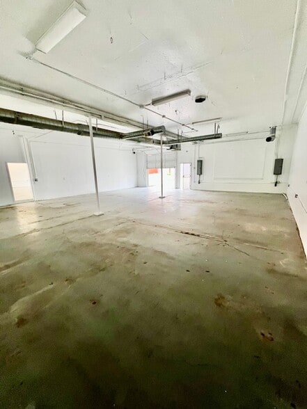 3221 Union Pacific Ave, Los Angeles, CA for lease - Building Photo - Image 3 of 12