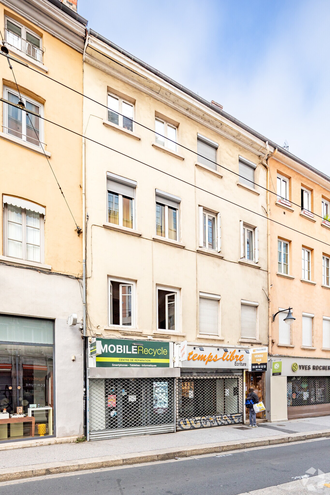 Retail in Lyon for lease Primary Photo- Image 1 of 2