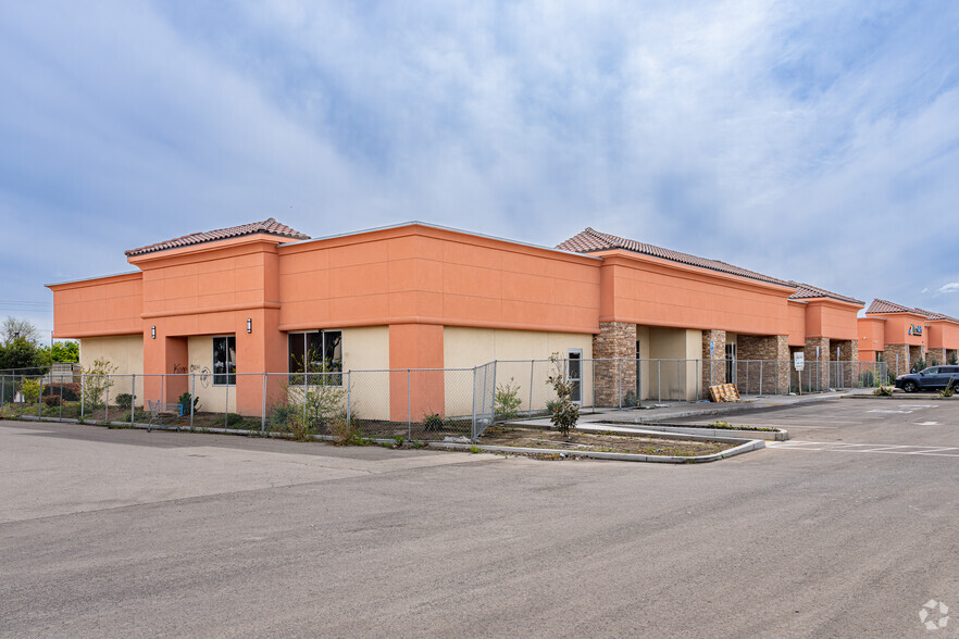 1504-1539 E Prosperity Ave, Tulare, CA for lease - Building Photo - Image 2 of 8