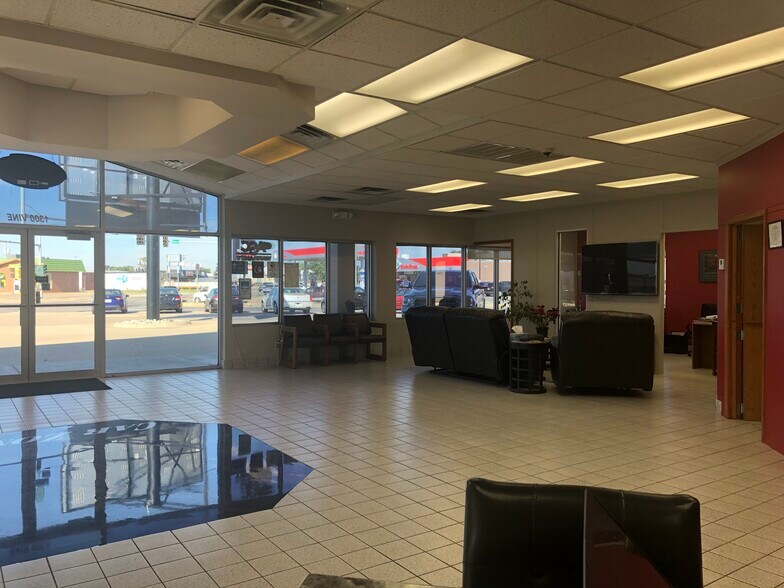 1300 Vine St, Hays, KS 67601 Car Zone