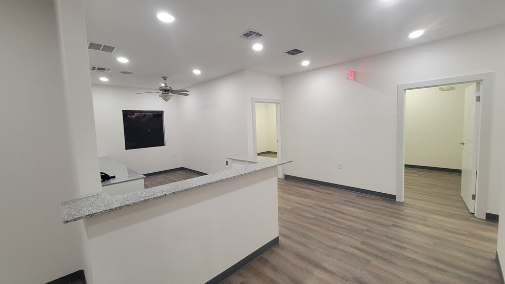 1116 E Walnut St, Seguin, TX for lease - Building Photo - Image 1 of 4