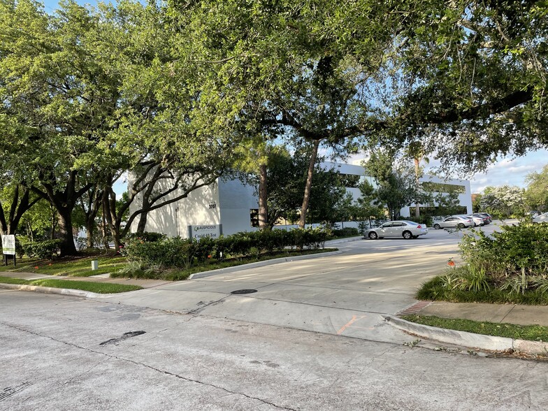 3707 Westcenter Dr, Houston, TX for lease - Building Photo - Image 2 of 31