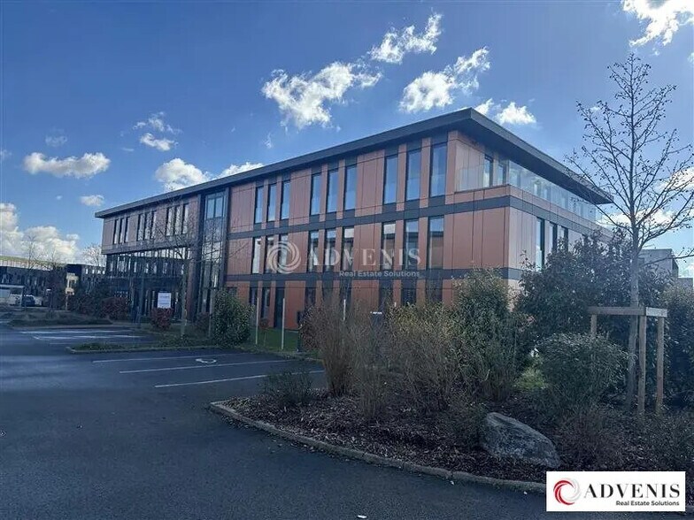 Office in Lesquin for lease - Building Photo - Image 1 of 10