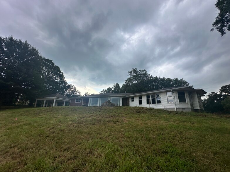 2511 Dana Dr, Gainesville, GA for sale - Building Photo - Image 2 of 16