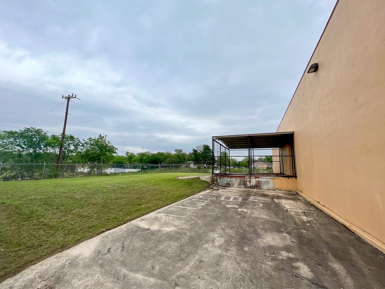 711 Culebra Rd, San Antonio, TX for lease - Building Photo - Image 2 of 29