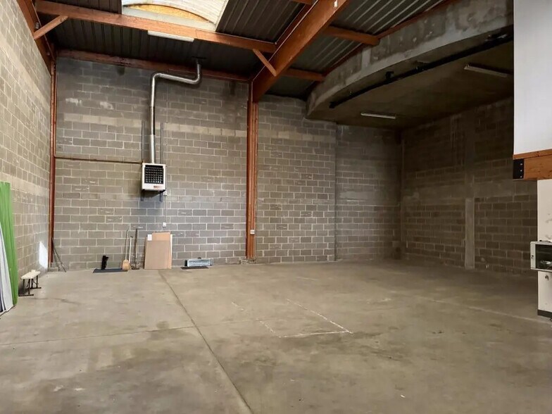 Flex in Goussainville for lease - Interior Photo - Image 2 of 7