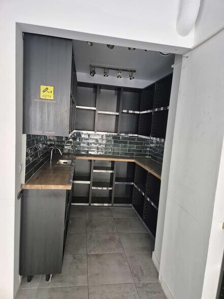 Retail in Versailles for lease - Interior Photo - Image 3 of 5