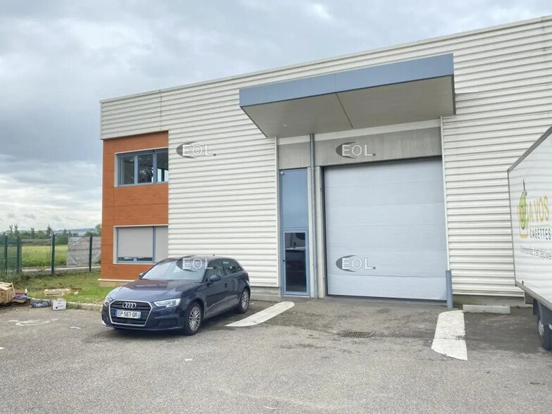 Industrial in Saint-Priest for lease - Building Photo - Image 1 of 13