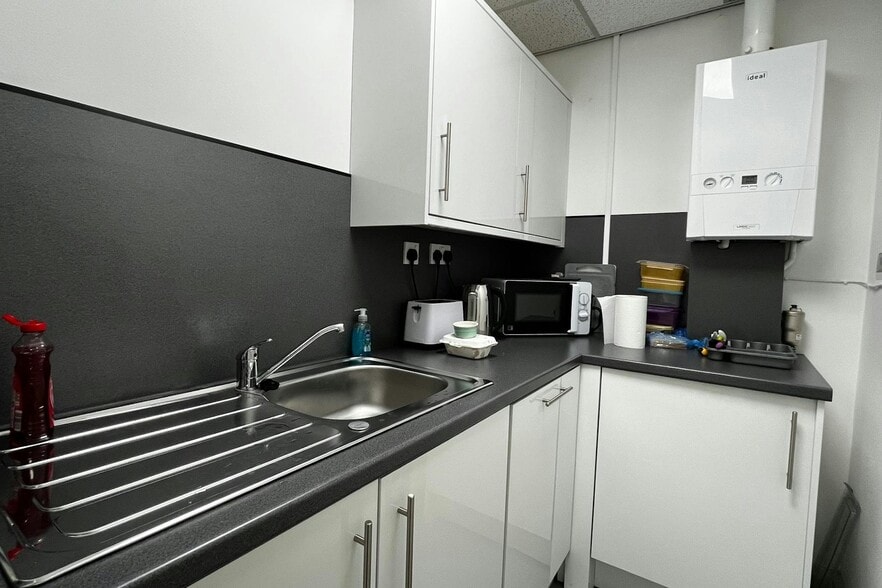 Station Rd, Guiseley for lease - Interior Photo - Image 3 of 8