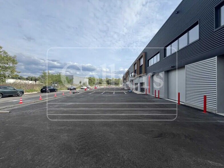 Flex in Manosque for lease - Building Photo - Image 2 of 12