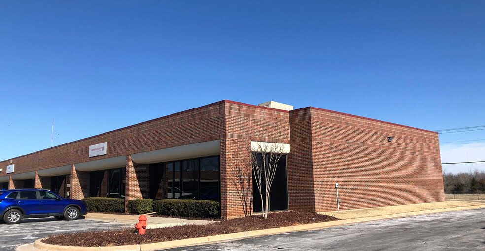 7510 N Broadway Ext, Oklahoma City, OK for lease - Building Photo - Image 1 of 4